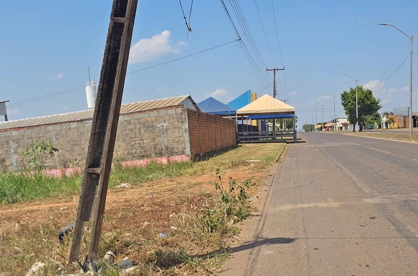Condutor de carro bateu em poste de energia em Juara e causou danos público