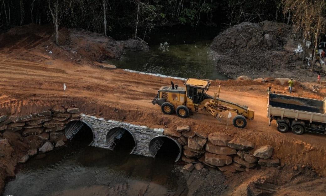 Gestão Agenor Junior em Novo Horizonte substitui ponte de madeira por tubulação e melhora estradas rurais