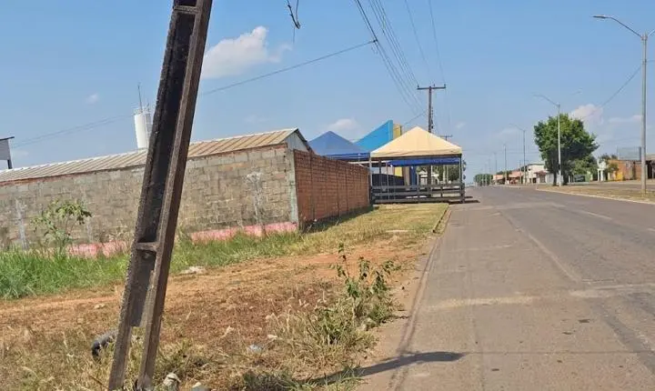 Condutor de carro bateu em poste de energia em Juara e causou danos público