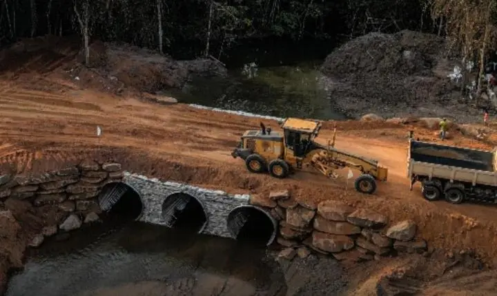 Gestão Agenor Junior em Novo Horizonte substitui ponte de madeira por tubulação e melhora estradas rurais